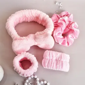 Close-up detail van roze pluche hoofdband en polsband set voor gezichtsreiniging spa.