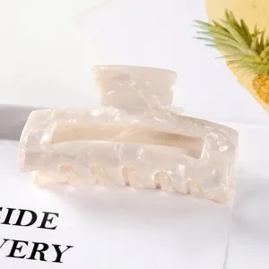Grande pince à cheveux en acétate blanc avec design rectangulaire creux pour coiffures élégantes.