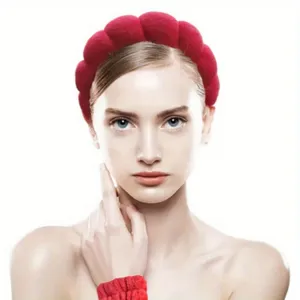 Bandeau de spa rembourré rouge et ensemble de bracelets de lavage pour maquillage et visage.