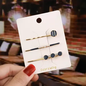 Gros plan détaillé d'un ensemble chic de trois barrettes en métal avec des perles.