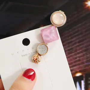 Korean style stylish hair clip with pearl and pink resin geometric decorative design.