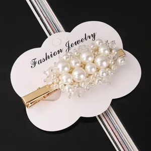 Elegante pinza de pelo de perlas con detalles de cristal brillante, accesorio ideal.