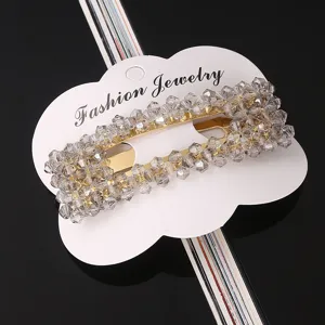 Detalle de pinza de pelo de cristal, horquilla BB con strass brillante, accesorio elegante.