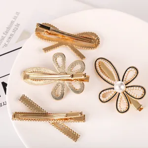 Korean style gold metal hair clips set, pearl floral duckbill clips for women fashion hair styling.