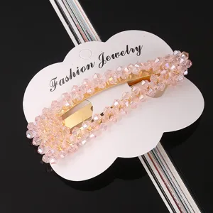 Primer plano de pinza de pelo de cristal rosa, detalle brillante en tarjeta de presentación.