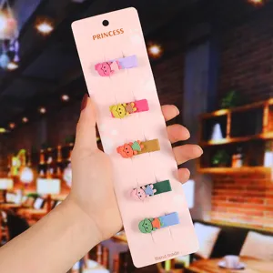 Set di graziosi fermagli per capelli in tessuto per bambini con decorazione di ragazze.