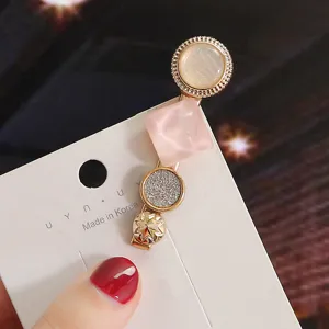 Detailed close-up view of the Korean style metal hair clip with pink resin and pearl decor.