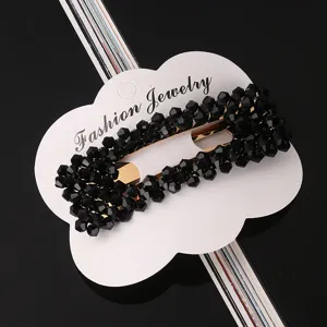 Primer plano detallado de una pinza para el cabello de cristal negro, elegante accesorio brillante.