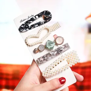 Pearl and rhinestone hair clip set for women, fashionable hairpin accessories for styling.