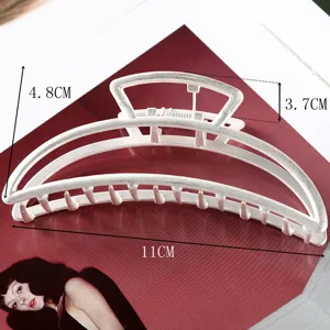 Minimalist large metal hair claw clip for women, elegant geometric hair accessories styling tool.