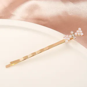 Barrette à cheveux en métal doré avec nœud en perles et strass, accessoire élégant.
