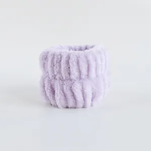 Detail de bracelet eponge peluche pour le visage, bande absorbante douce mauve, outil de soin.