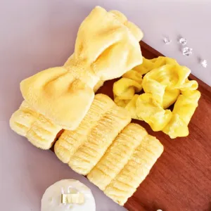 Gele fluwelen strik hoofdband, haarelastiekje en absorberende polsband set voor spa en make-up.
