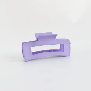 Pince à cheveux rectangulaire violette mate, vue de détail montrant la texture douce et l'adhérence.