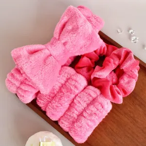 Roze fleece spa hoofdband en polsband set voor make-up en gezichtsreinigung, detailweergave.