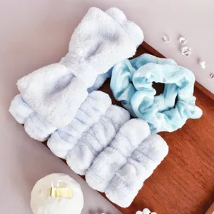 Zachte blauwe spa haarband en polsbandjes set voor gezichtsreiniging en dagelijkse make-up.
