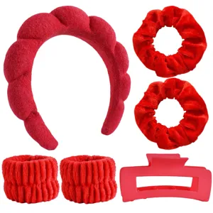 Vue détaillée de l'ensemble de bandeau spa rouge, chouchous, bracelets et pince à cheveux.