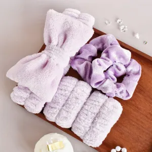 Lavender paarse pluche spa haarband scrunchie en polsband set voor gezichtsreiniging.