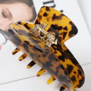 Grande pince à cheveux en acétate écaille de tortue classique pour coiffure élégante.