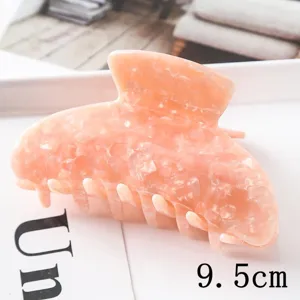 Gros plan d'une grande pince à cheveux en acétate rose, élégante pince griffe en acrylique.