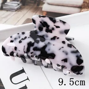 Élégante grande pince à cheveux en acétate avec motif marbré noir et blanc pour queues de cheval.