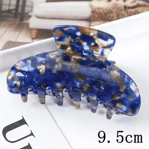 Vue détaillée de la grande pince à cheveux en acrylique écaille bleue 9.5 cm pour femme
