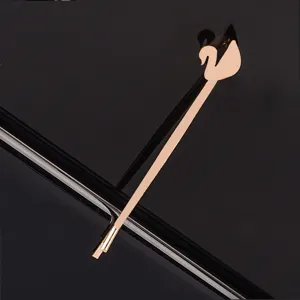 Pince à cheveux en métal or rose épingle cygne minimaliste accessoire détail vue.