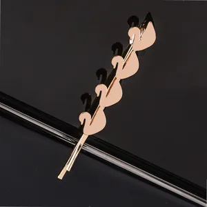 Pince à cheveux en métal doré avec design de cygne délicat, accessoire élégant pour femmes.