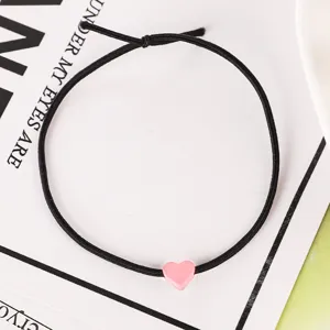 Colletero negro con un bonito colgante de corazón rosa para un estilo diario.