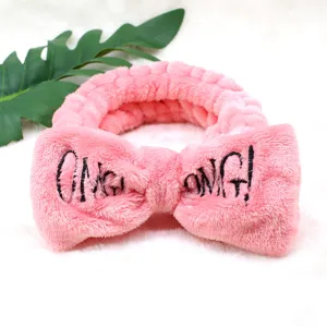 Süßes rosa Plüsch Make-up Stirnband mit bestickter OMG Schleife für Gesichtsreinigung.