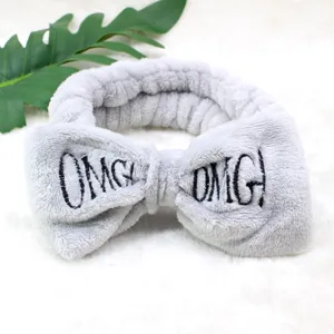 Graues flauschiges Spa Stirnband mit süßer Schleife und gestickten Buchstaben für Damen.