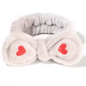 Weiches Flanell Make-up Stirnband mit Schleife und roter Herzstickerei für die tägliche Gesichtsreinigung.