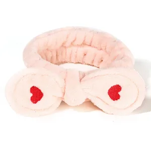 Rosa Plüsch Flanell Stirnband mit süßer Schleife und roter Herzbestickung für Gesichtswäsche.