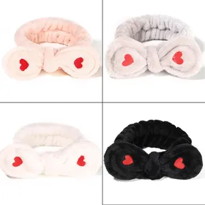 Flauschiges Fleece-Stirnband mit Schleife und roter Herz-Bestickung ideal für Gesichtsreinigung.
