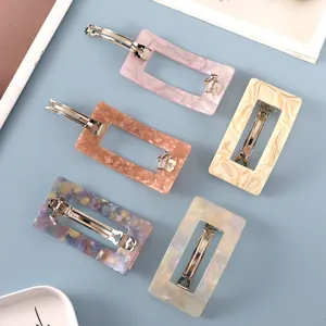 Elegante rechthoekige acetaat haarspeld met veersluiting, stijlvolle haaraccessoire.