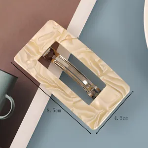 Minimalistische rechthoekige acetaat haarspeld in crème marmerpatroon, elegant haaraccessoire.