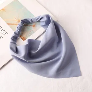 Foulard triangulaire en mousseline unie, détail bandeau minimaliste pour style quotidien.