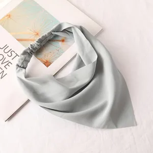 Détail de bandeau triangulaire en mousseline unie, foulard élastique élégant pour femmes.