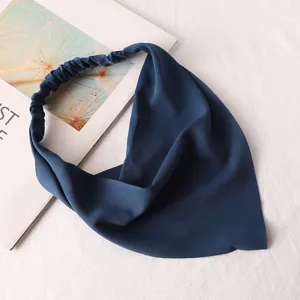 Foulard de cheveux en mousseline bleu foncé, bandeau triangulaire souple détail.