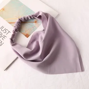 Vue détaillée du bandeau triangulaire en mousseline violette unie, accessoire élégant.