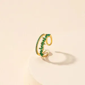 Vue détaillée de la bague plaquée or avec zircon vert rétro, montrant un savoir-faire exquis.