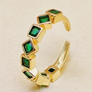 Élégant bague ouverte dorée avec pierres de zircon vert carré étincelantes pour femme.
