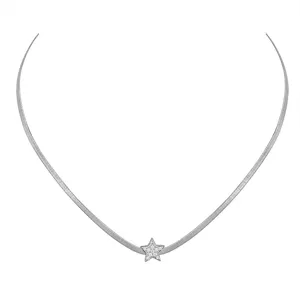 Vista detallada del collar de cadena de serpiente de plata con colgante de estrella.