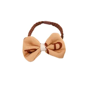 Élégant chouchou nœud style coréen avec bande tressée marron et motif monogramme pour femmes.