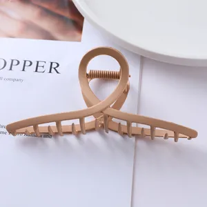 Geometric metal hair claw clip detail shot, elegant nude hair accessory for daily styling.