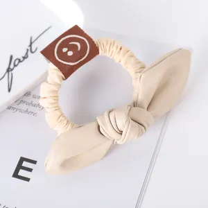 Beige lederen strik haarband met schattig smiley label voor paardenstaart van vrouwen