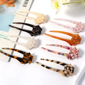 Detailansicht bunter Acetat U-förmiger Haarnadeln mit Blumenmuster für elegante Dutts.