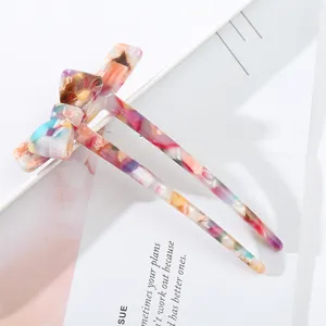 Detailansicht der eleganten Acetat Haargabel mit buntem Schleifen Design für Hochsteckfrisuren.