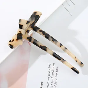 Detailansicht der Acetat Schildpatt Schleife Haargabel, elegantes Accessoire für Dutt Frisuren.