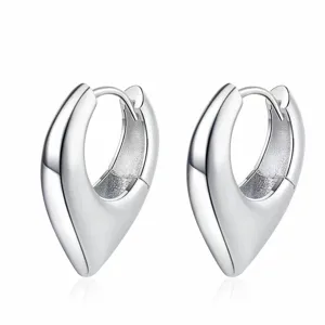 Boucles d'oreilles créoles géométriques en métal argenté minimaliste, accessoire élégant chic.